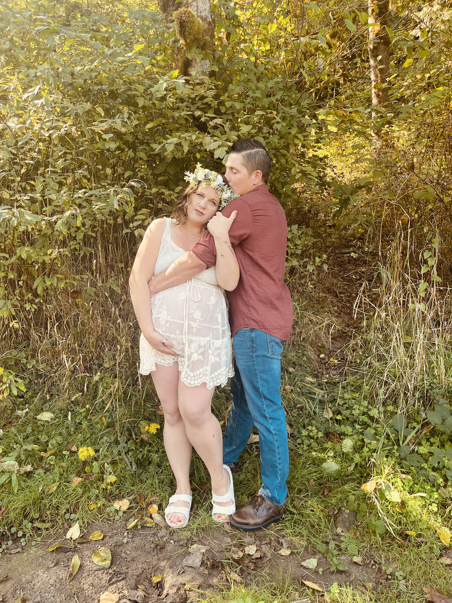 Soft curls and flower crown for maturnity shoot
